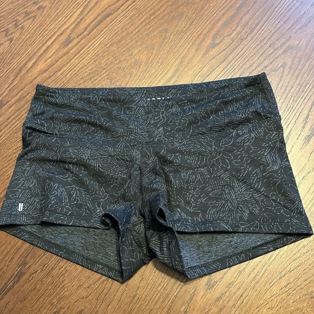 Women’s Low-Rise Shorts 2” - White Flowers